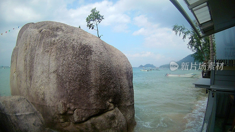 著名的石头在koh tao海滩拍摄与行动摄像头鱼眼泰国